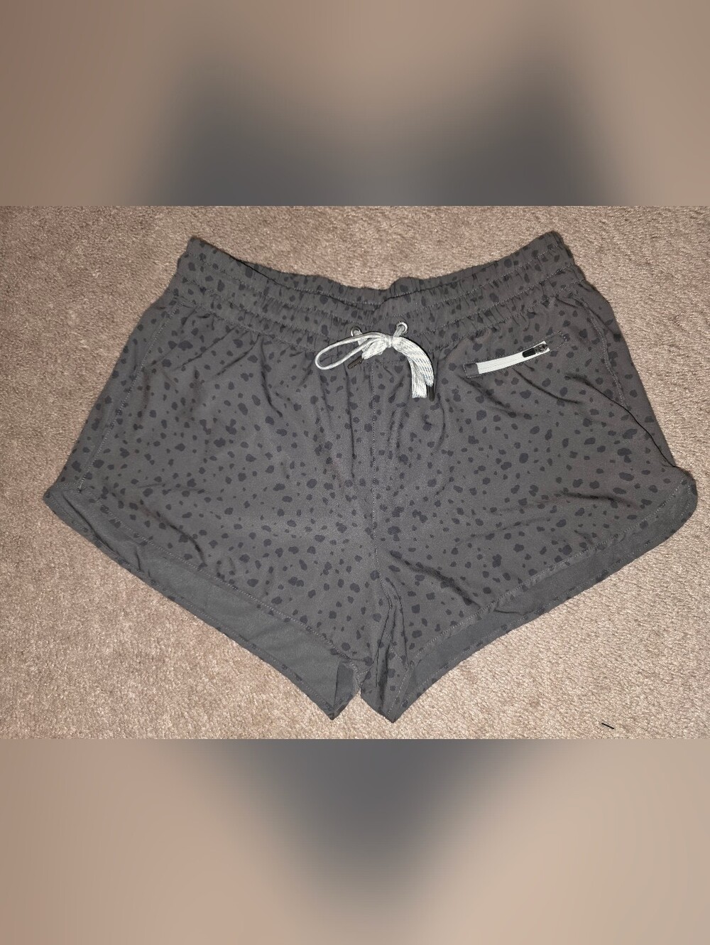 Vuori Clementine Short 2.0 charcoal Gray Elm Dots Spotted Polka Dot Running Med